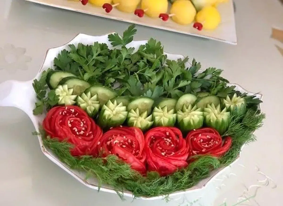تزیین سالاد کاهو و خیار و گوجه و هویج تزیین سالاد برای مهمانی تزیین سالاد کاهو در ظرف گرد تزیین سالاد ساده و شیک تزیین سالاد کاهو در ظرف مستطیل تزیین سالاد عروس تزیین سالاد برای مهمانی ساده تزیین سالاد کاهو ساده