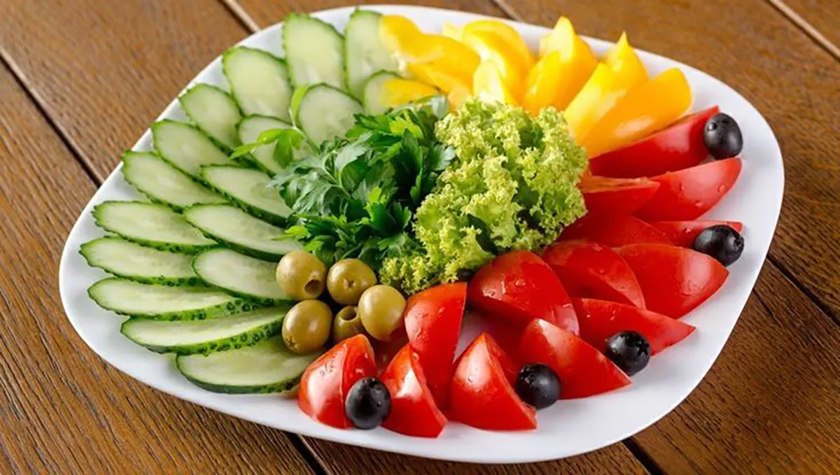 تزیین سالاد کاهو و خیار و گوجه و هویج تزیین سالاد برای مهمانی تزیین سالاد کاهو در ظرف گرد تزیین سالاد ساده و شیک تزیین سالاد کاهو در ظرف مستطیل تزیین سالاد عروس تزیین سالاد برای مهمانی ساده تزیین سالاد کاهو ساده