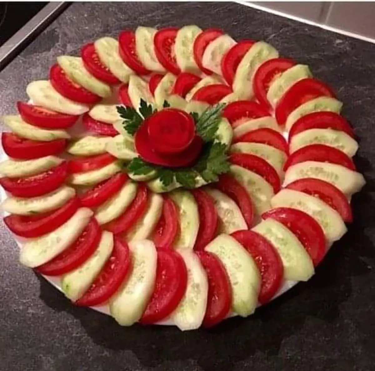 تزیین سالاد کاهو و خیار و گوجه و هویج تزیین سالاد برای مهمانی تزیین سالاد کاهو در ظرف گرد تزیین سالاد ساده و شیک تزیین سالاد کاهو در ظرف مستطیل تزیین سالاد عروس تزیین سالاد برای مهمانی ساده تزیین سالاد کاهو ساده
