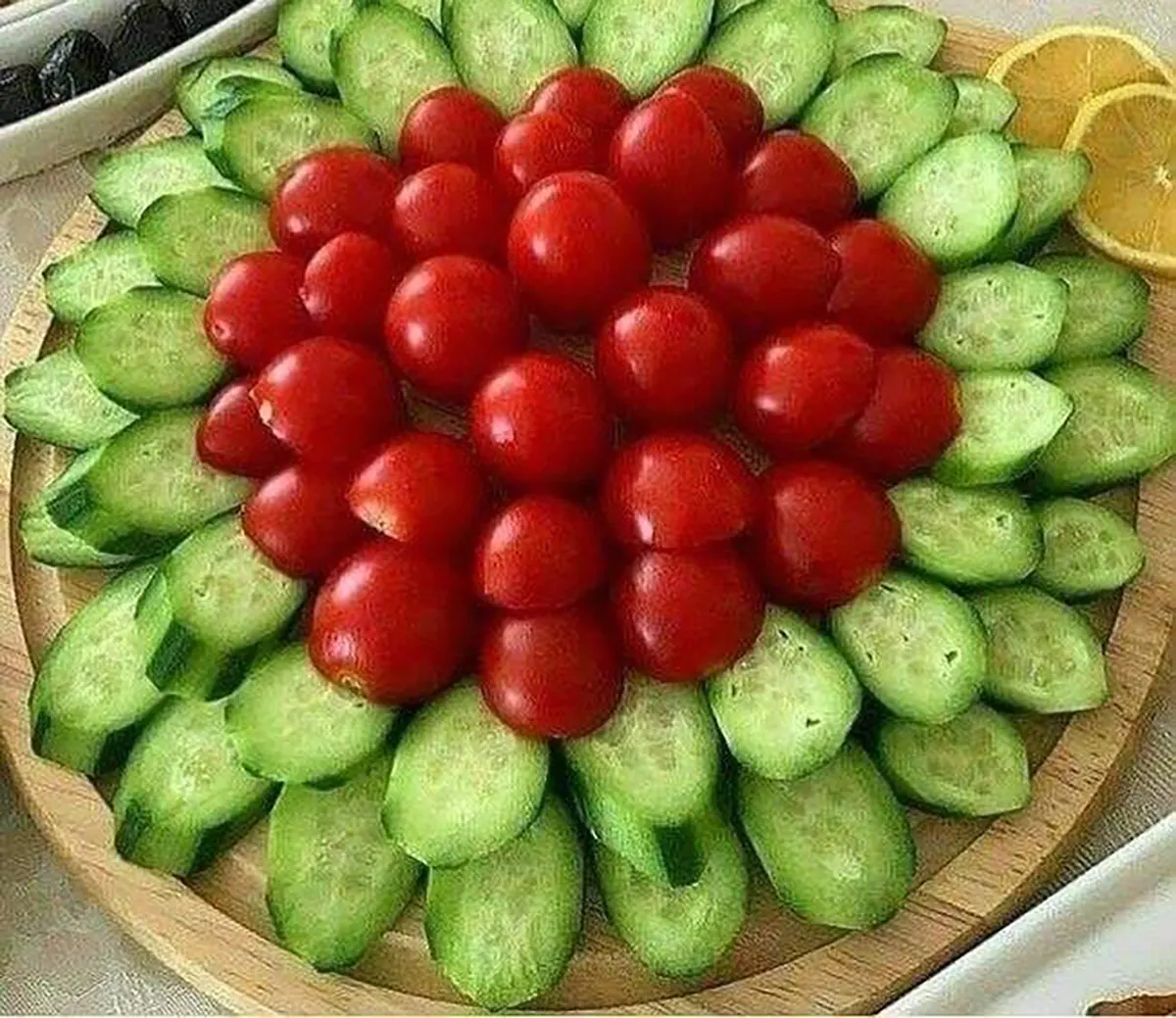 تزیین سالاد کاهو و خیار و گوجه و هویج تزیین سالاد برای مهمانی تزیین سالاد کاهو در ظرف گرد تزیین سالاد ساده و شیک تزیین سالاد کاهو در ظرف مستطیل تزیین سالاد عروس تزیین سالاد برای مهمانی ساده تزیین سالاد کاهو ساده