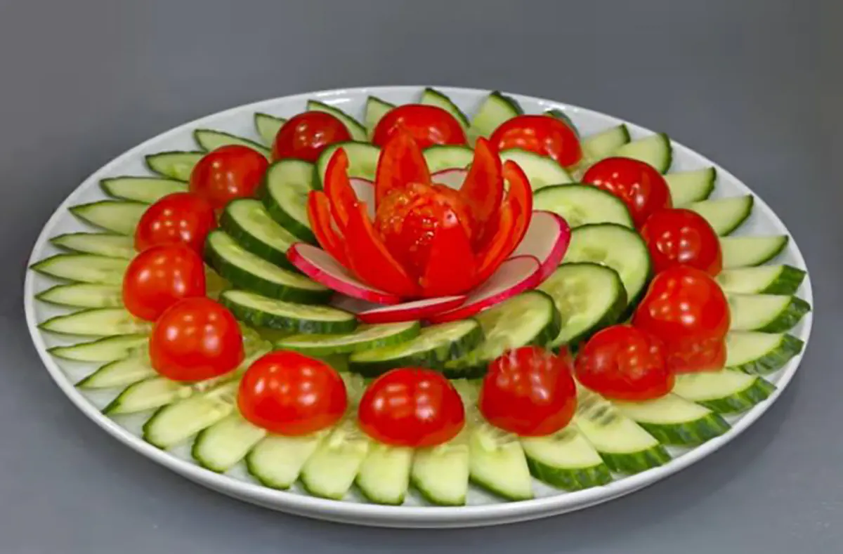 تزیین سالاد کاهو و خیار و گوجه و هویج تزیین سالاد برای مهمانی تزیین سالاد کاهو در ظرف گرد تزیین سالاد ساده و شیک تزیین سالاد کاهو در ظرف مستطیل تزیین سالاد عروس تزیین سالاد برای مهمانی ساده تزیین سالاد کاهو ساده