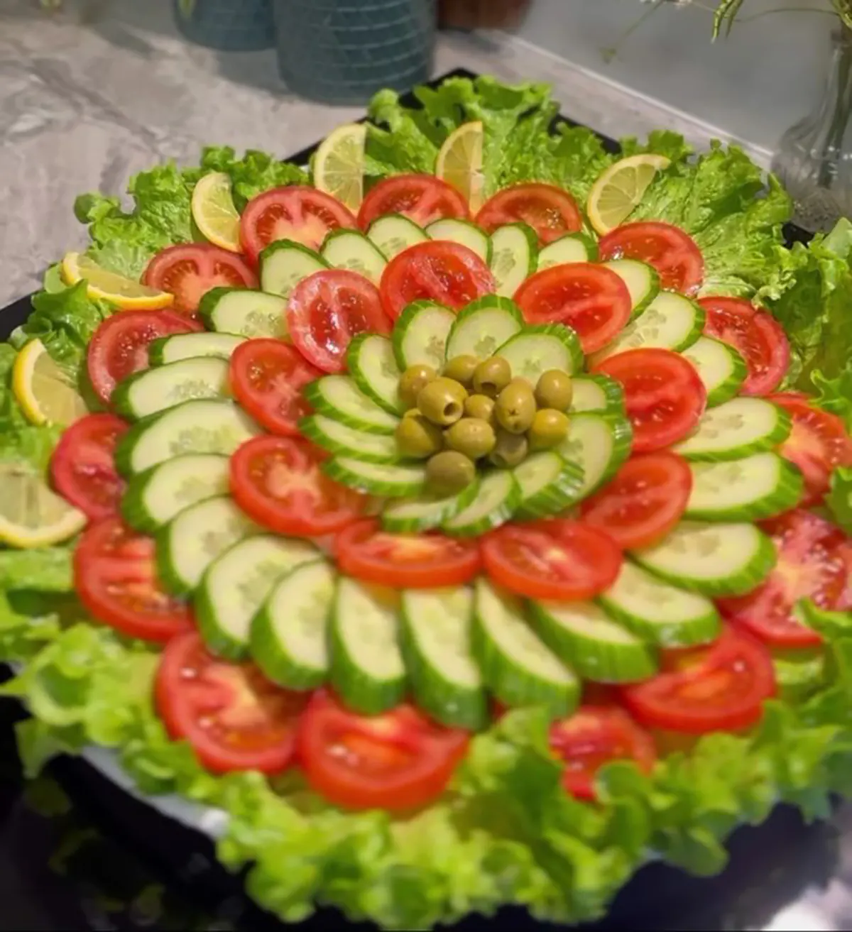 تزیین سالاد کاهو و خیار و گوجه و هویج تزیین سالاد برای مهمانی تزیین سالاد کاهو در ظرف گرد تزیین سالاد ساده و شیک تزیین سالاد کاهو در ظرف مستطیل تزیین سالاد عروس تزیین سالاد برای مهمانی ساده تزیین سالاد کاهو ساده