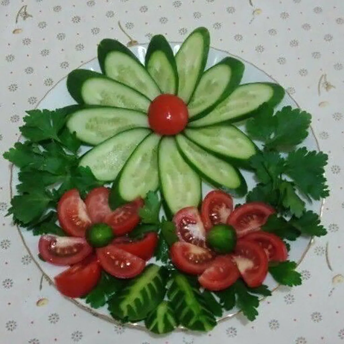 تزیین سالاد کاهو و خیار و گوجه و هویج تزیین سالاد برای مهمانی تزیین سالاد کاهو در ظرف گرد تزیین سالاد ساده و شیک تزیین سالاد کاهو در ظرف مستطیل تزیین سالاد عروس تزیین سالاد برای مهمانی ساده تزیین سالاد کاهو ساده