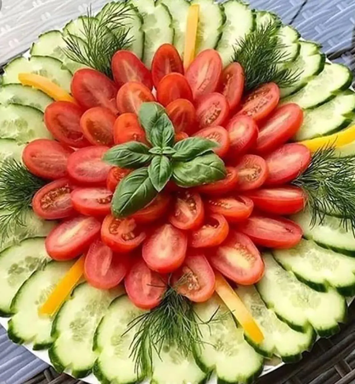 تزیین سالاد کاهو و خیار و گوجه و هویج تزیین سالاد برای مهمانی تزیین سالاد کاهو در ظرف گرد تزیین سالاد ساده و شیک تزیین سالاد کاهو در ظرف مستطیل تزیین سالاد عروس تزیین سالاد برای مهمانی ساده تزیین سالاد کاهو ساده