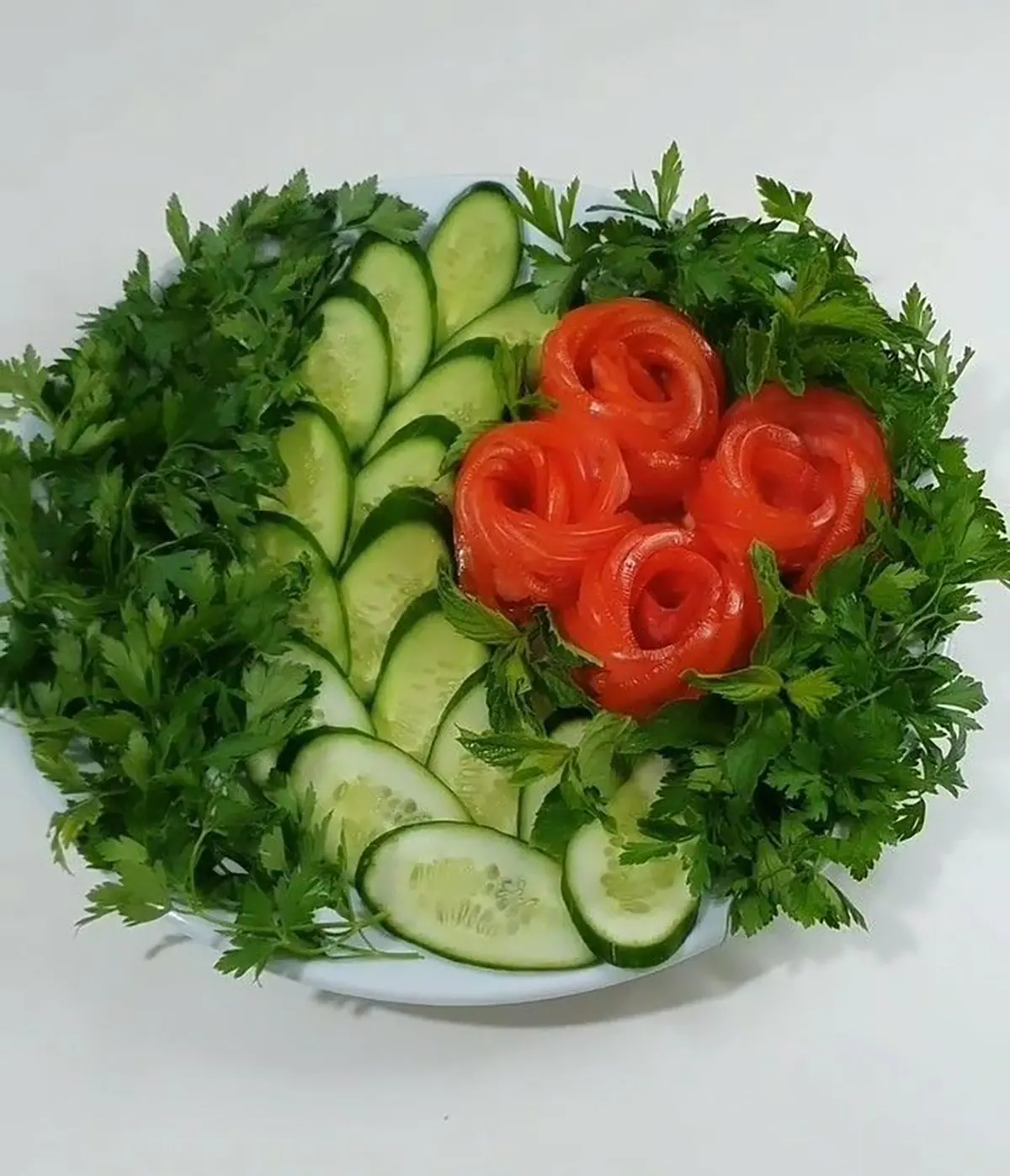 تزیین سالاد کاهو و خیار و گوجه و هویج تزیین سالاد برای مهمانی تزیین سالاد کاهو در ظرف گرد تزیین سالاد ساده و شیک تزیین سالاد کاهو در ظرف مستطیل تزیین سالاد عروس تزیین سالاد برای مهمانی ساده تزیین سالاد کاهو ساده