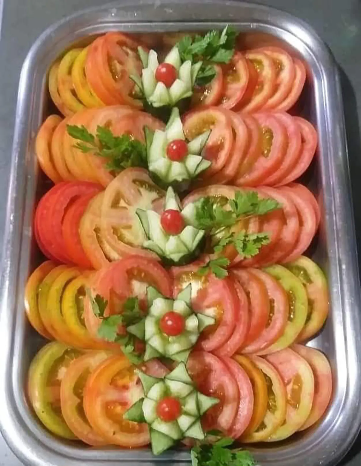 تزیین سالاد کاهو و خیار و گوجه و هویج تزیین سالاد برای مهمانی تزیین سالاد کاهو در ظرف گرد تزیین سالاد ساده و شیک تزیین سالاد کاهو در ظرف مستطیل تزیین سالاد عروس تزیین سالاد برای مهمانی ساده تزیین سالاد کاهو ساده
