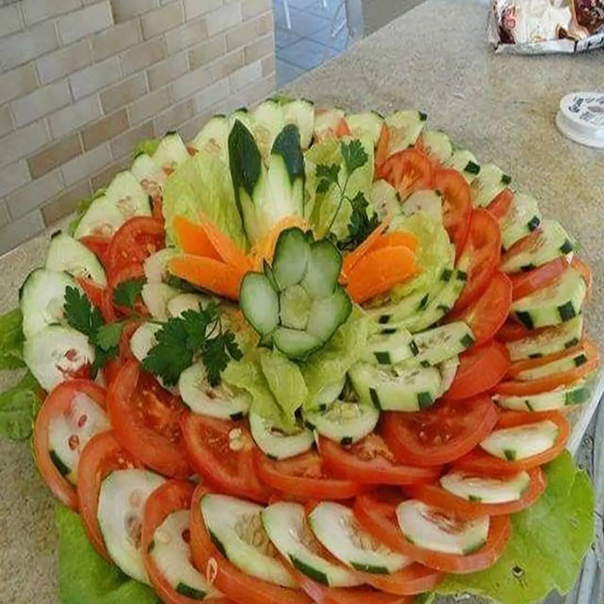 تزیین سالاد کاهو و خیار و گوجه و هویج تزیین سالاد برای مهمانی تزیین سالاد کاهو در ظرف گرد تزیین سالاد ساده و شیک تزیین سالاد کاهو در ظرف مستطیل تزیین سالاد عروس تزیین سالاد برای مهمانی ساده تزیین سالاد کاهو ساده