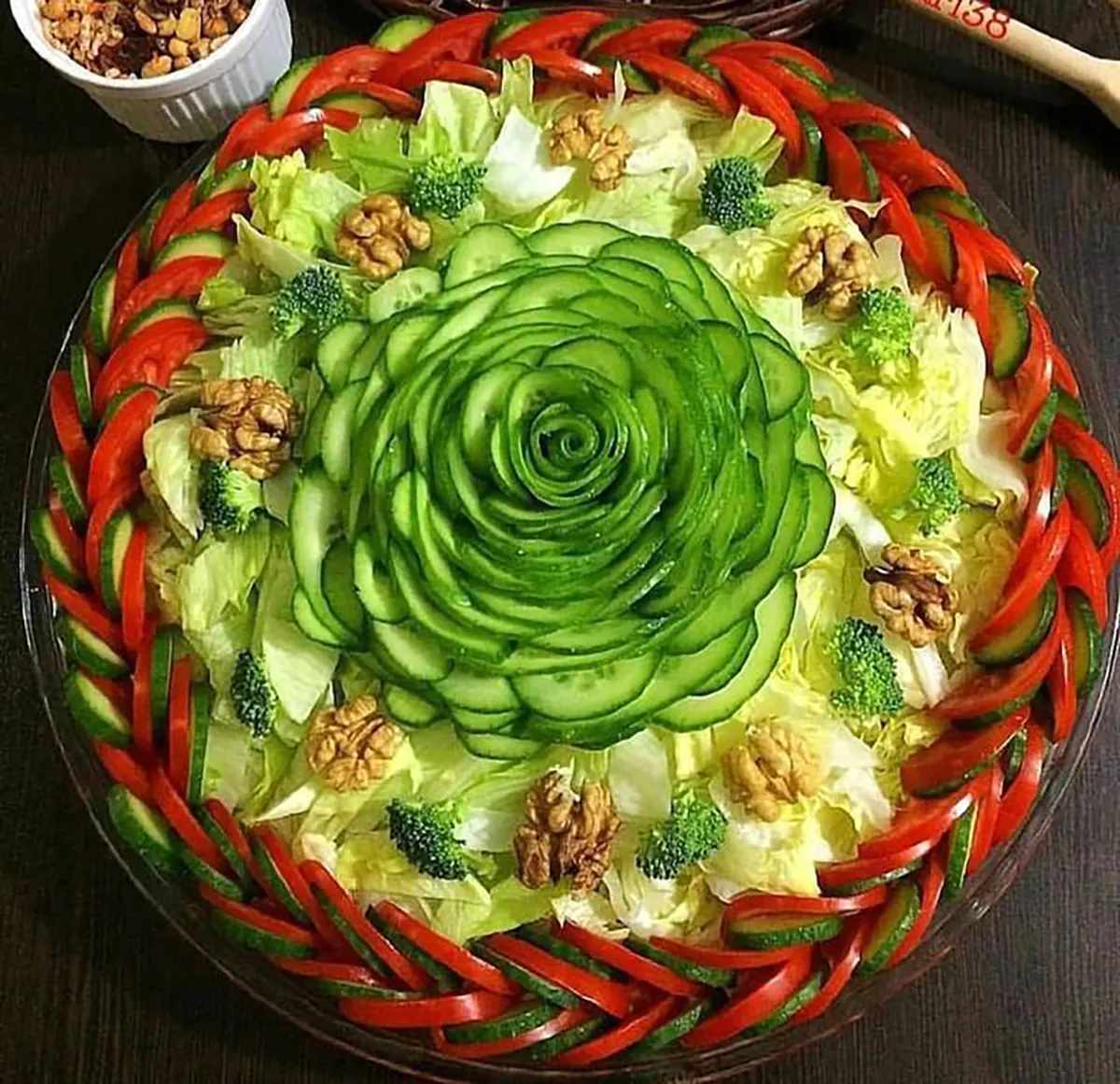 تزیین سالاد کاهو و خیار و گوجه و هویج تزیین سالاد برای مهمانی تزیین سالاد کاهو در ظرف گرد تزیین سالاد ساده و شیک تزیین سالاد کاهو در ظرف گرد با خیار و گوجه تزیین سالاد کاهو در ظرف مستطیل تزیین سالاد برای مهمانی ساده تزیین سالاد عروس
