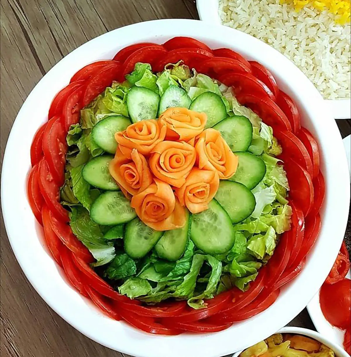 تزیین سالاد کاهو و خیار و گوجه و هویج تزیین سالاد برای مهمانی تزیین سالاد کاهو در ظرف گرد تزیین سالاد ساده و شیک تزیین سالاد کاهو در ظرف گرد با خیار و گوجه تزیین سالاد کاهو در ظرف مستطیل تزیین سالاد برای مهمانی ساده تزیین سالاد عروس