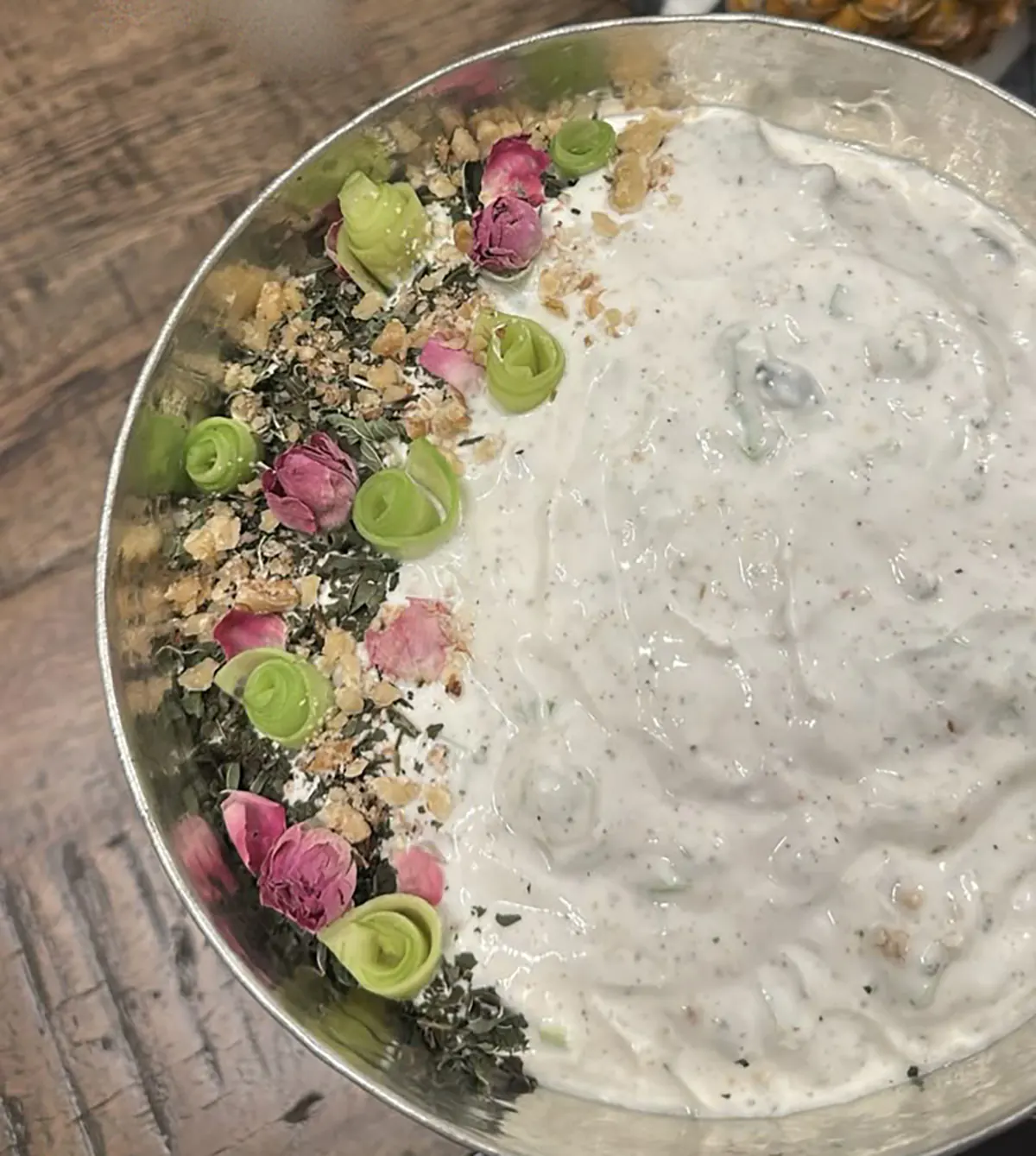تزیین ماست برای مهمانی تزیین ماست ساده تزیین ماست و خیار ساده و شیک تزیین ماست و خیار برای مهمانی ماست و خیار مجلسی تزیین ماست با نعناع تزیین ماست و خیار با گردو انواع ماست برای مهمانی
