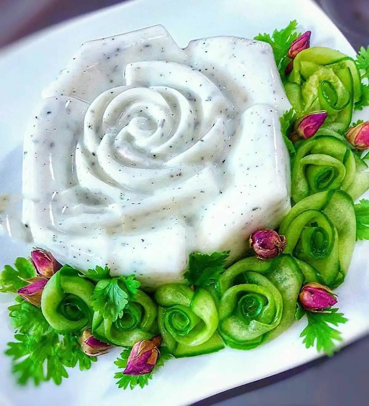 تزیین ماست برای مهمانی ماست و خیار مجلسی تزیین سالاد تزیین سالاد کاهو ماست خیار تزیین سالاد شیرازی 