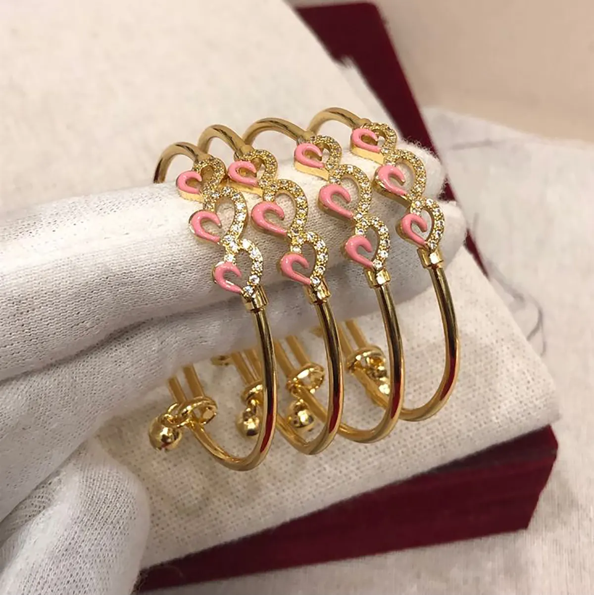 دستبند گوچی مردانه دستبند گوچی زنانه دستبند طلا ورساچه زنانه ست گردنبند و دستبند طلا دستبند کارتیر قیمت دستبند طلا لویی ویتون دستبند لویی ویتون طلا مدل دستبند طلا با انگشتر ست