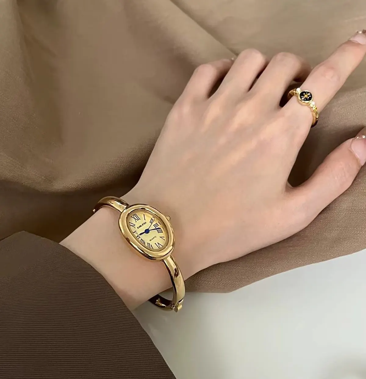 قیمت ساعت زنانه طلایی رنگ ثابت
