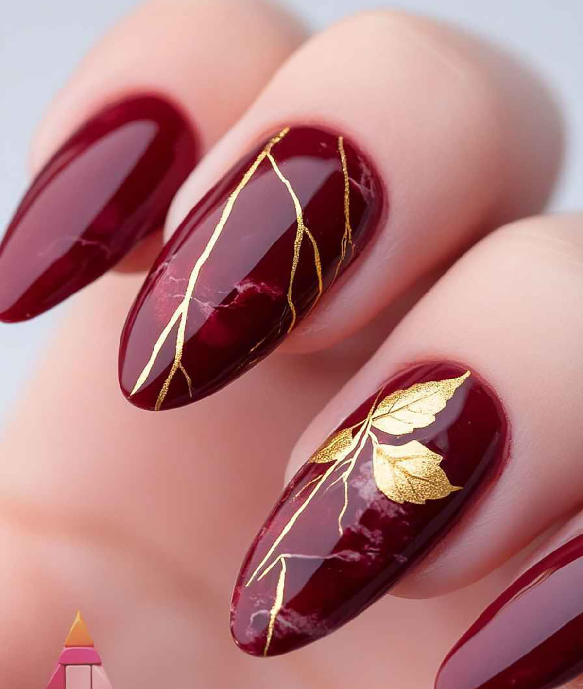 طرح ناخن قرمز طلایی