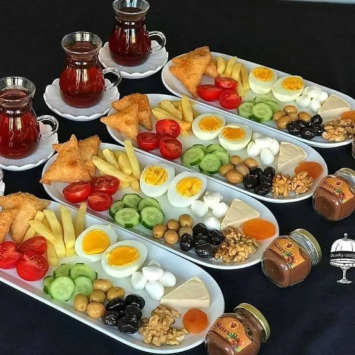 چیدمان میز صبحانه اداری
