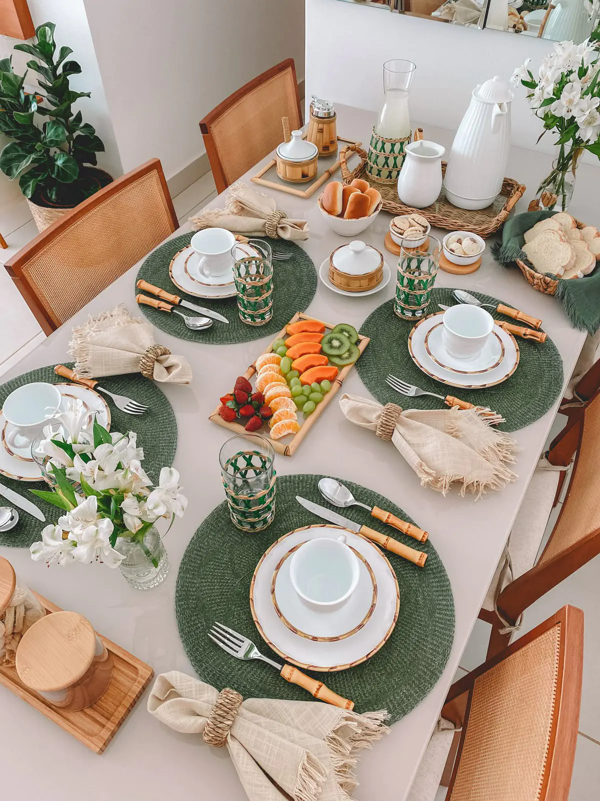 چیدمان میز صبحانه هتل
