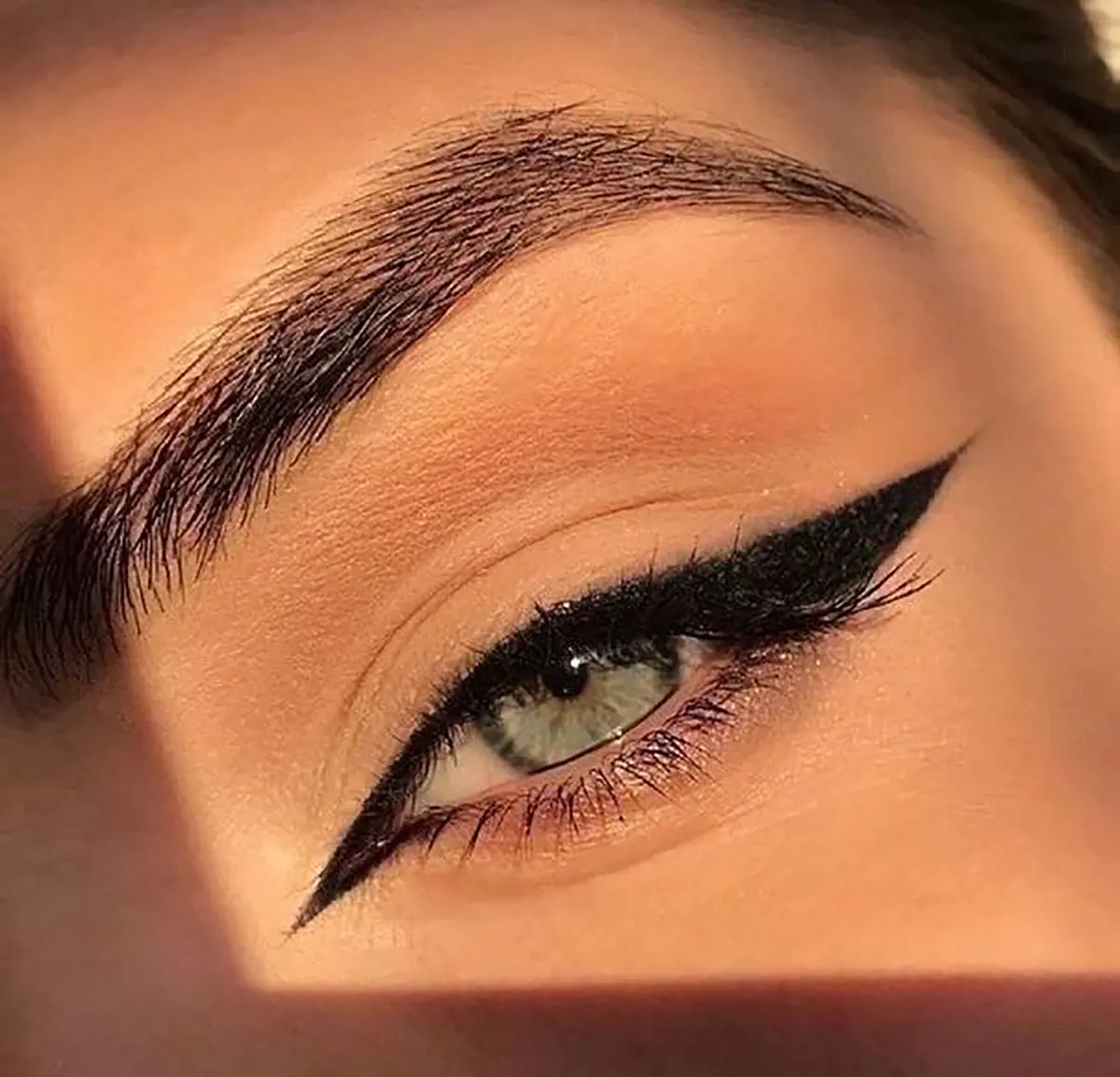 خط چشم گربه ای نازک دخترانه
