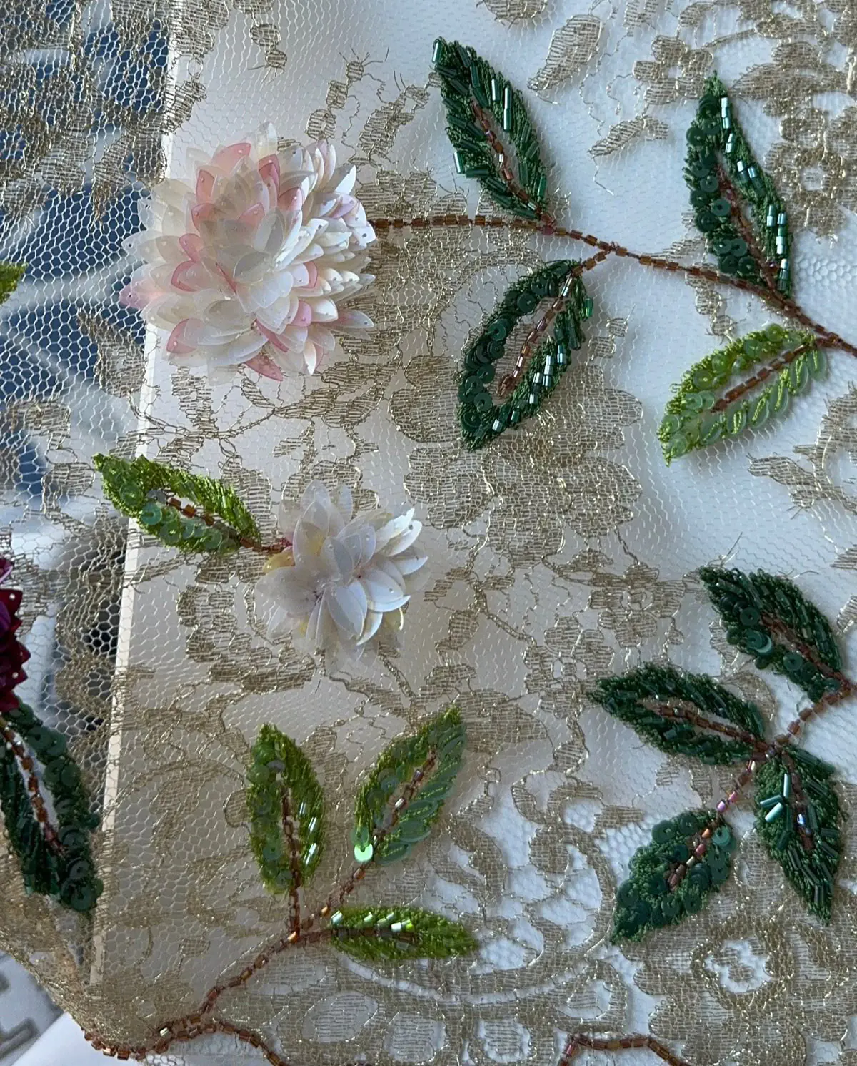 طرح گلدوزی روی لباس 