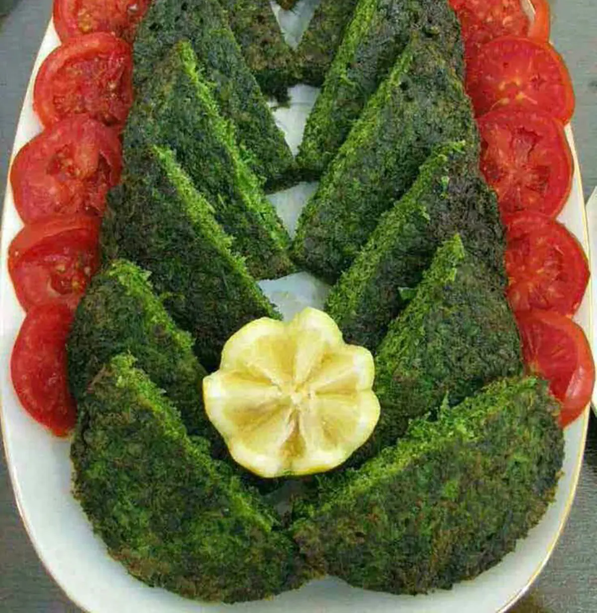 تزیین کوکو سبزی با گوجه و خیارشور