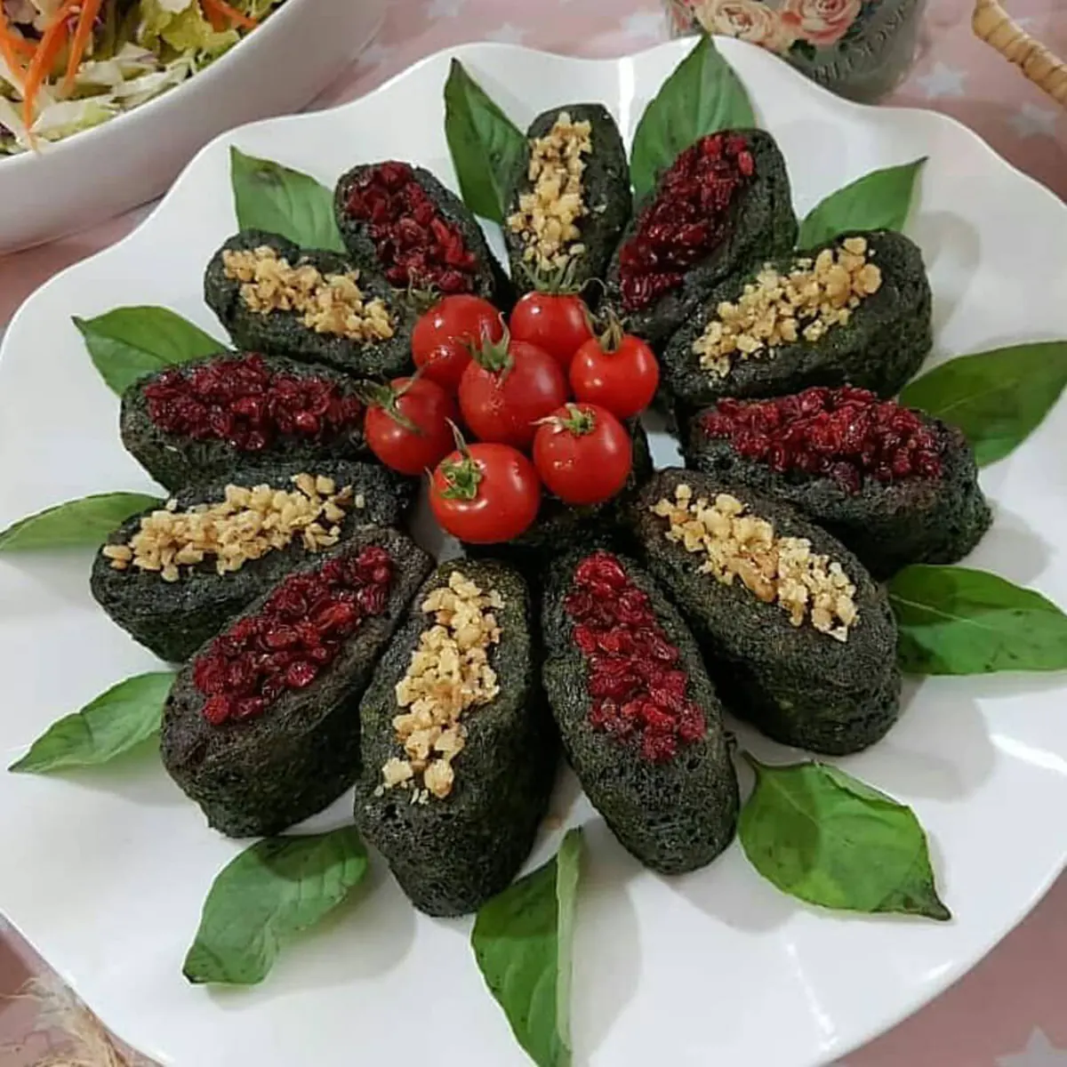 تزیین کوکو سبزی با نان لواش