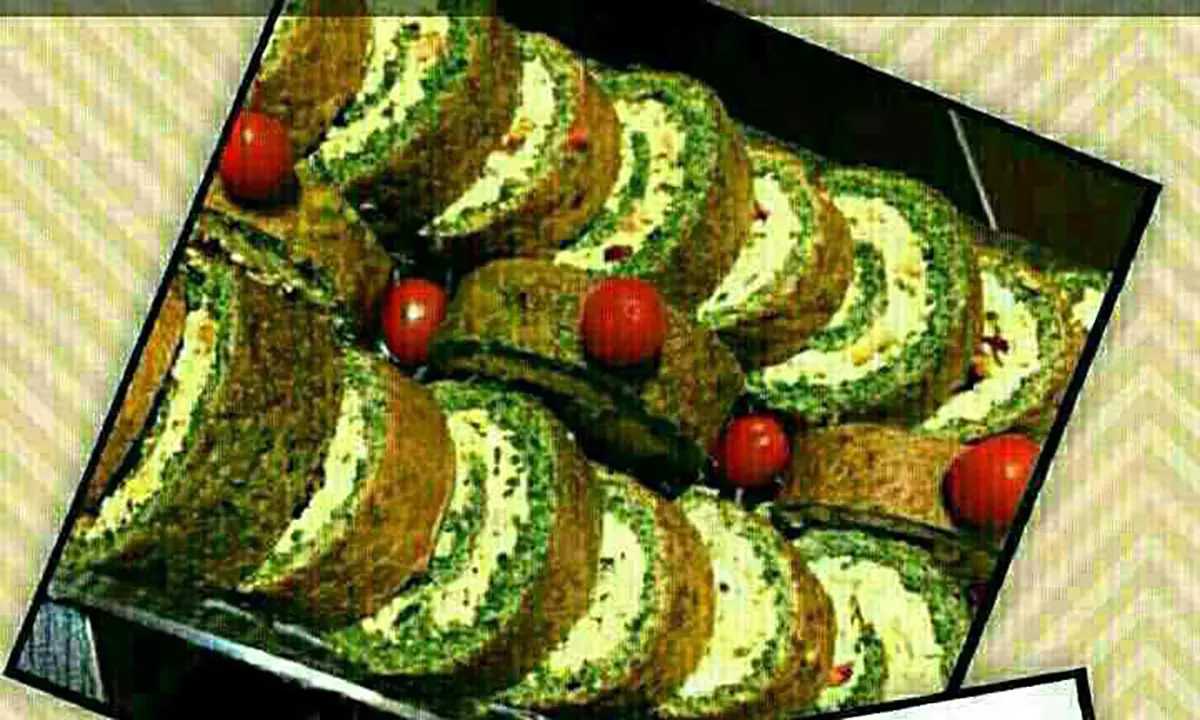 تزیین کوکو سبزی با گوجه و خیارشور