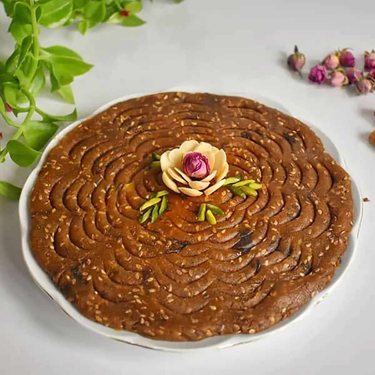 تزیین حلوا با گل محمدی