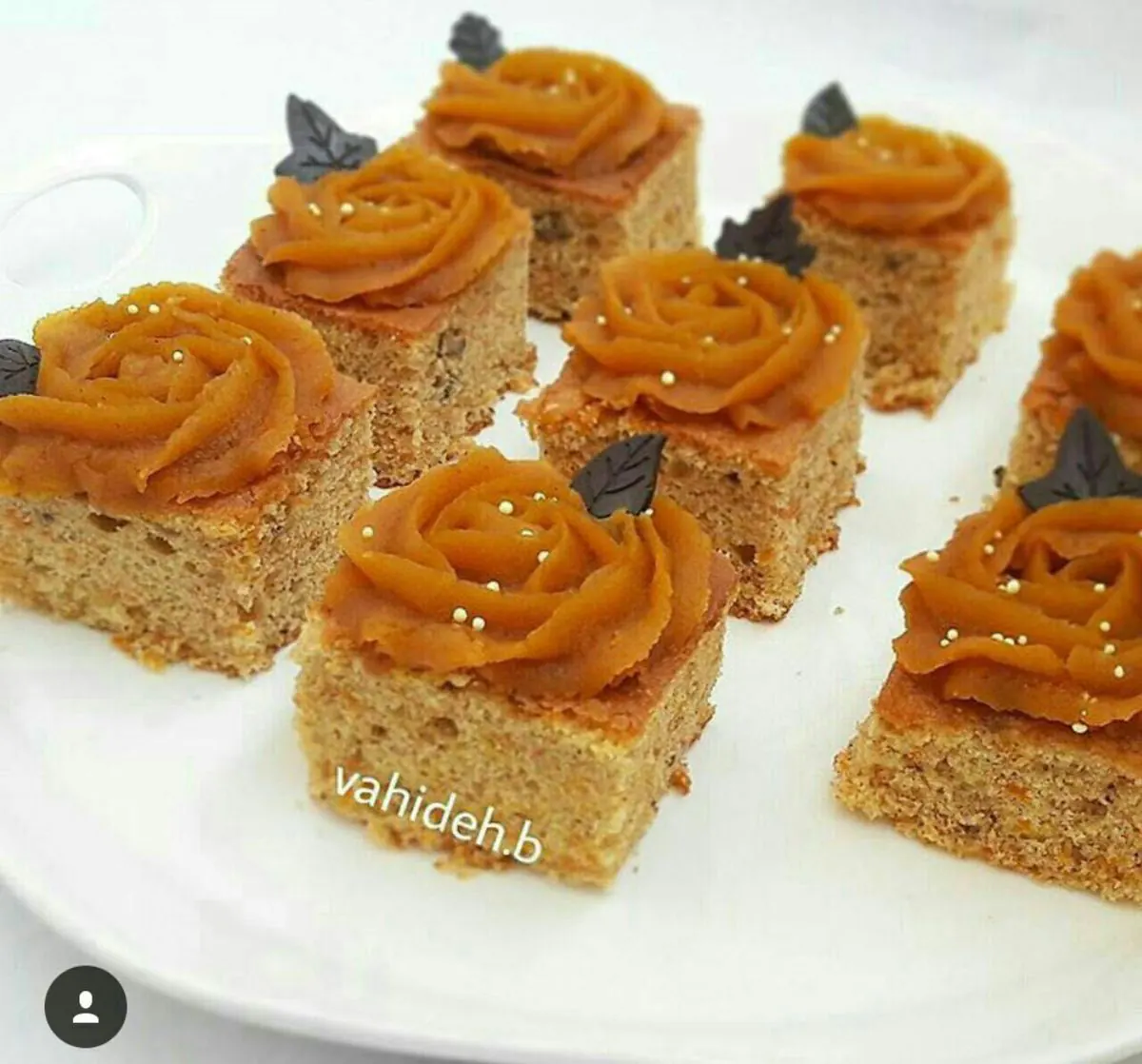 تزیین حلوا با گل محمدی