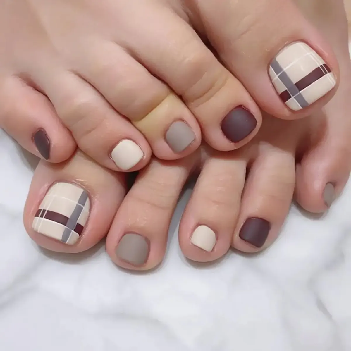 طراحی ناخن پا ساده و شیک دخترانه