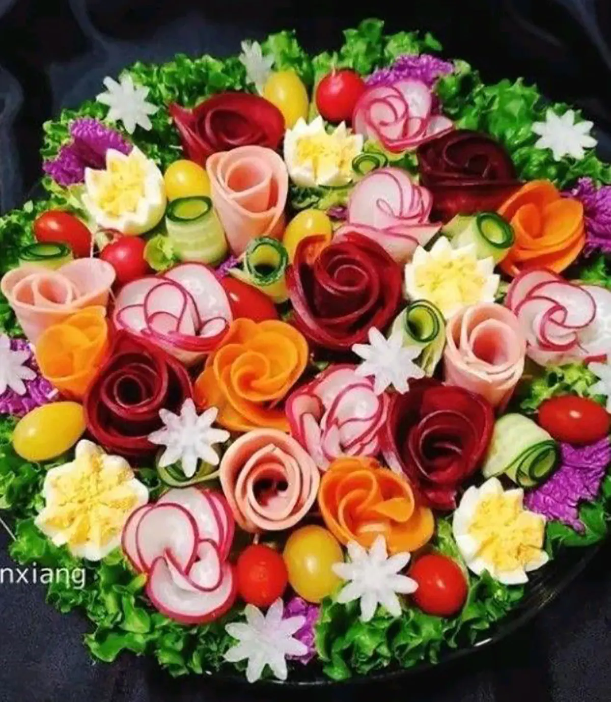 تزیین سالاد کاهو در ظرف گرد
