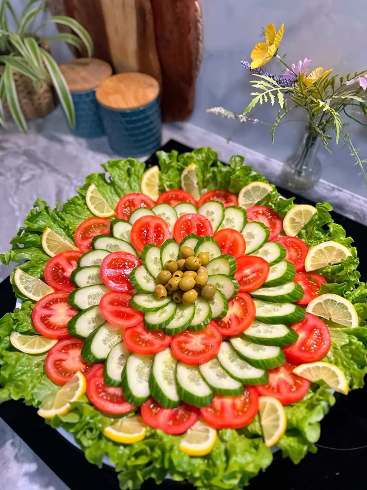تزیین سالاد برای مهمانی ساده
