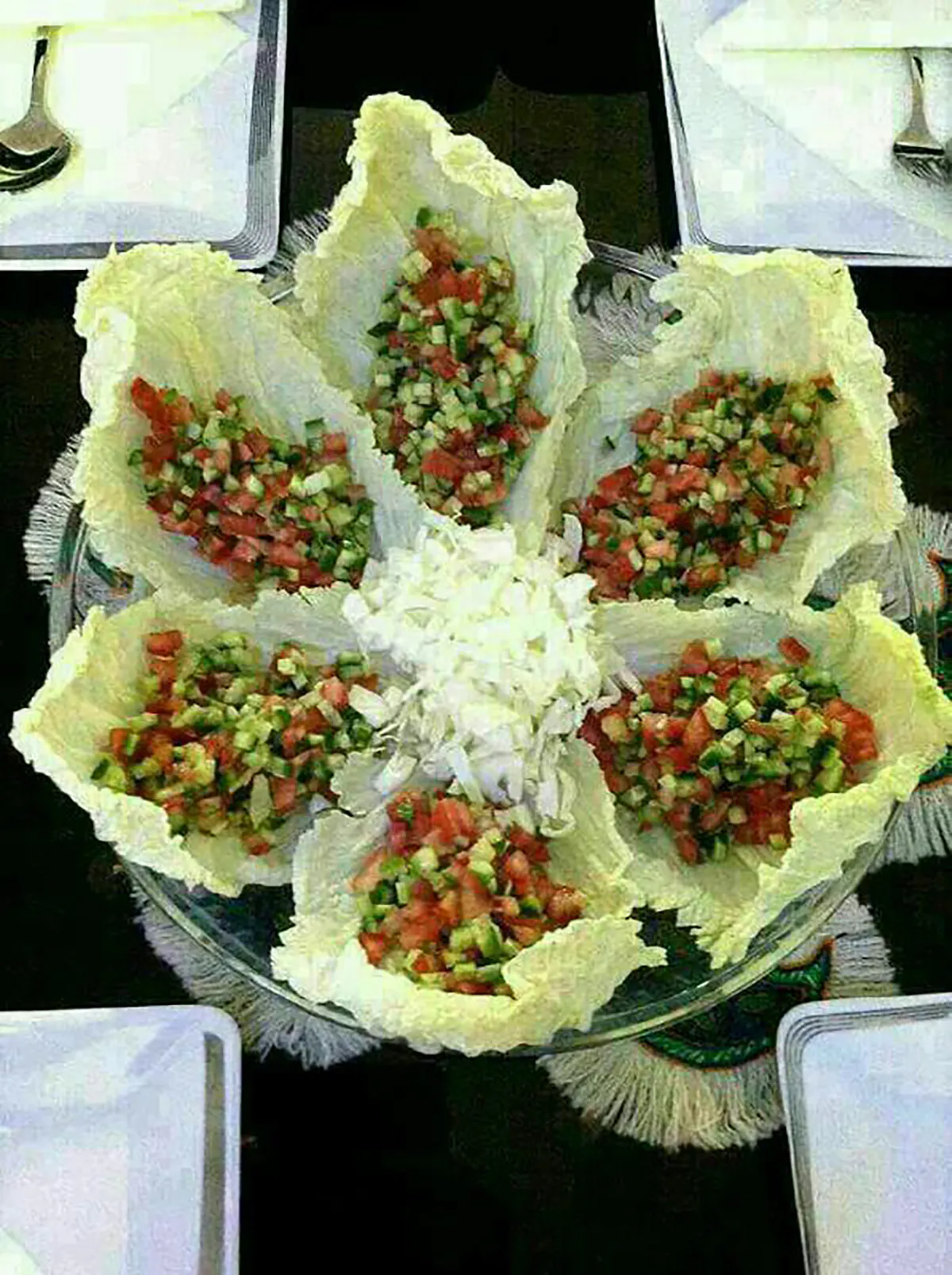 تزیین سالاد کاهو در ظرف مستطیل
