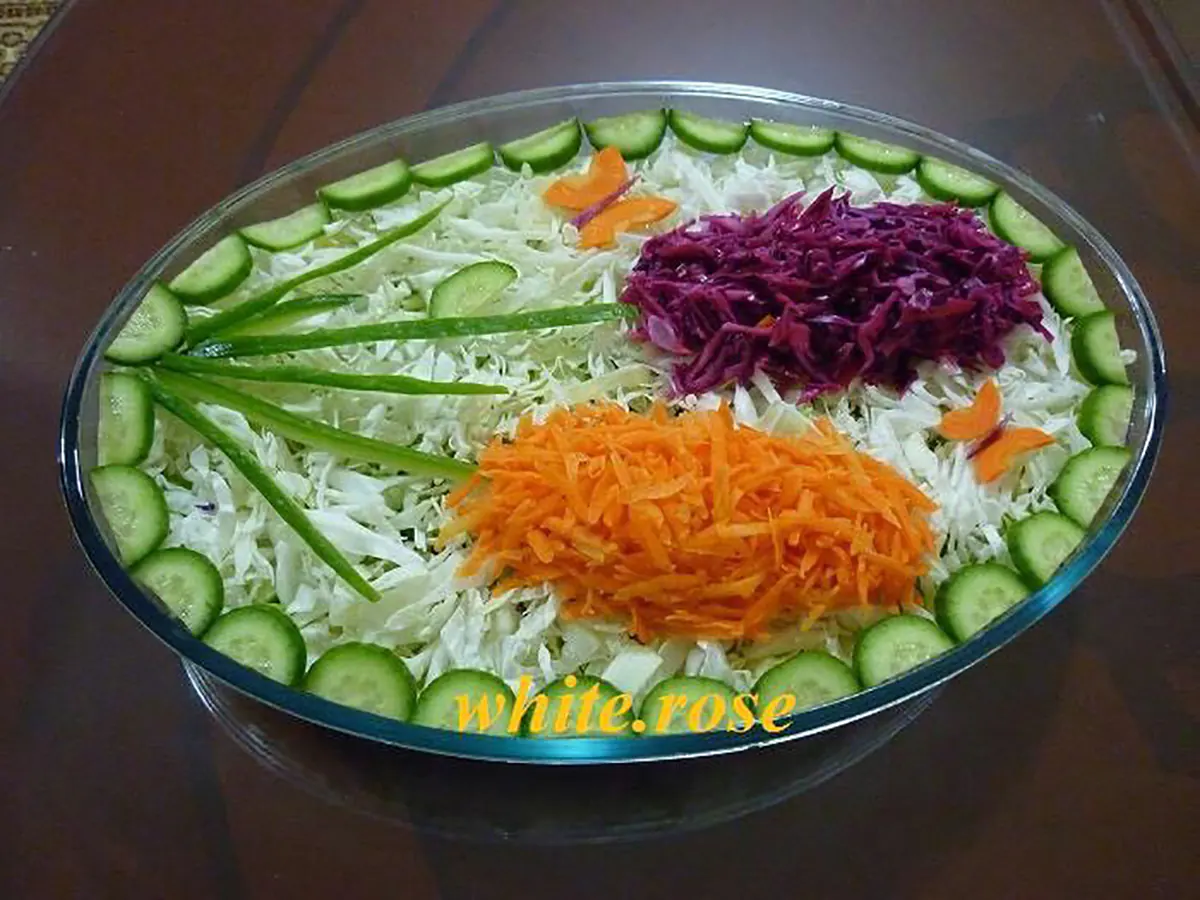 تزیین سالاد کاهو و خیار و گوجه و هویج 