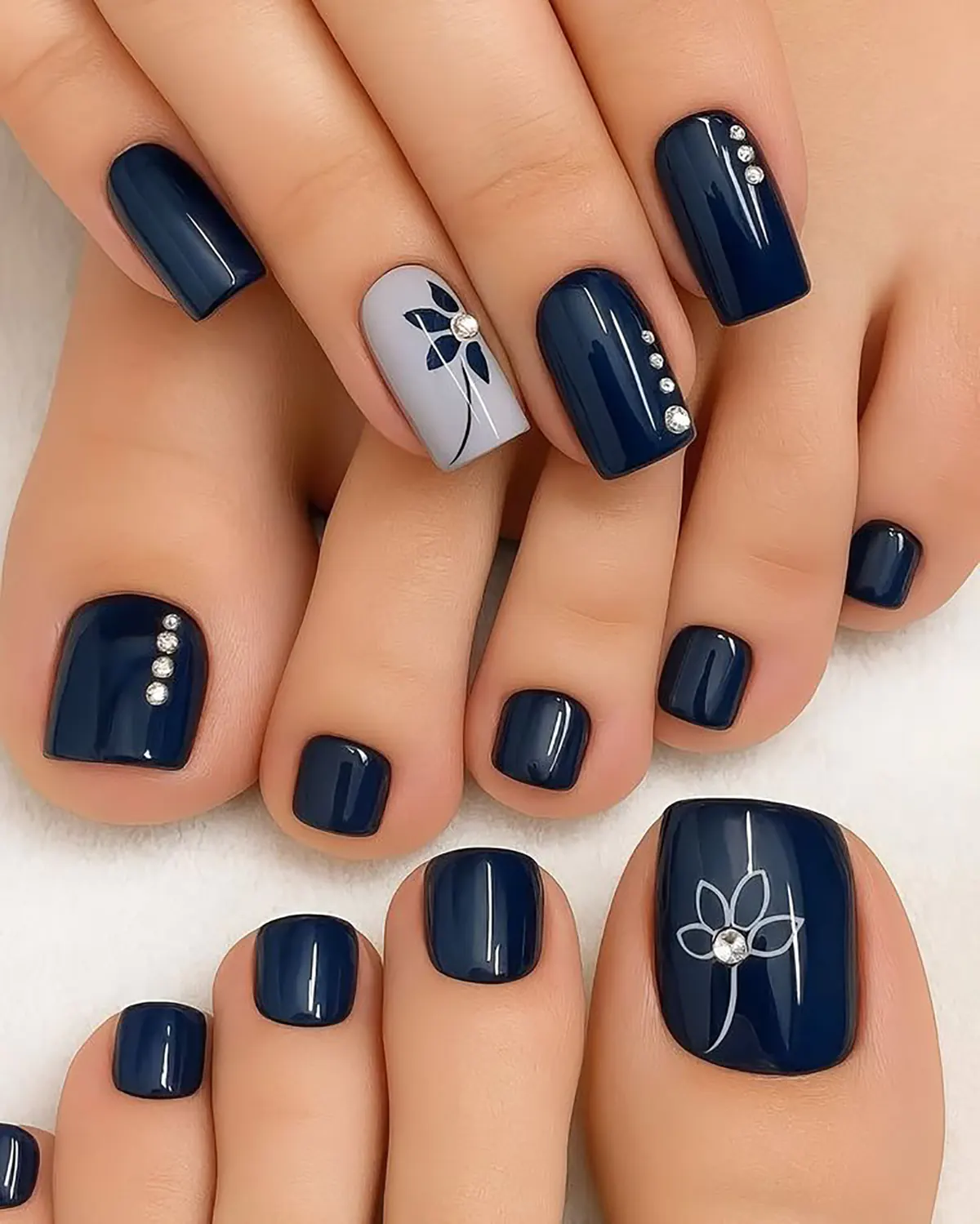 طراحی ناخن پا ساده و شیک پاییزی 