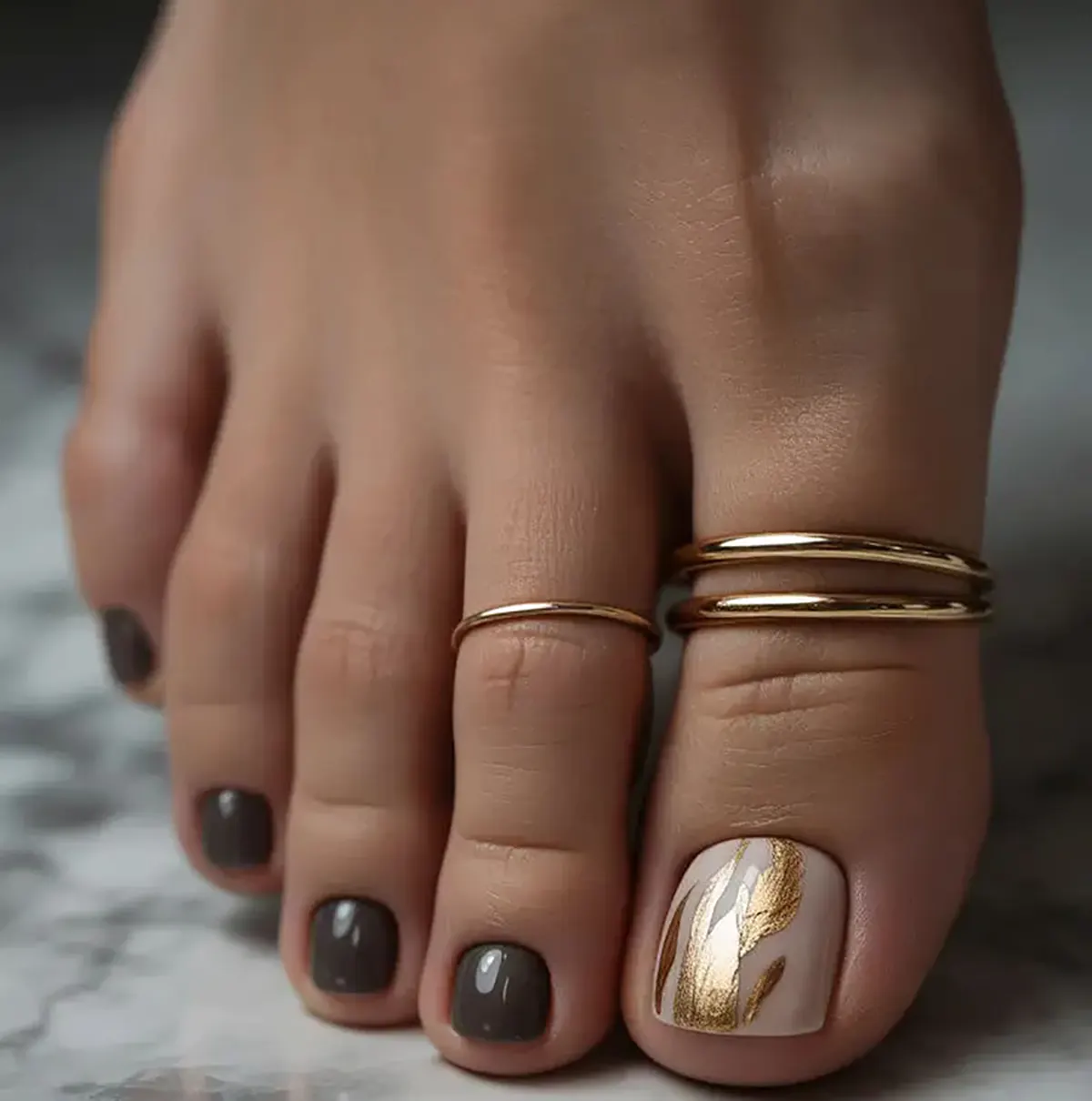 طراحی ناخن پا ساده و شیک پاییزی 