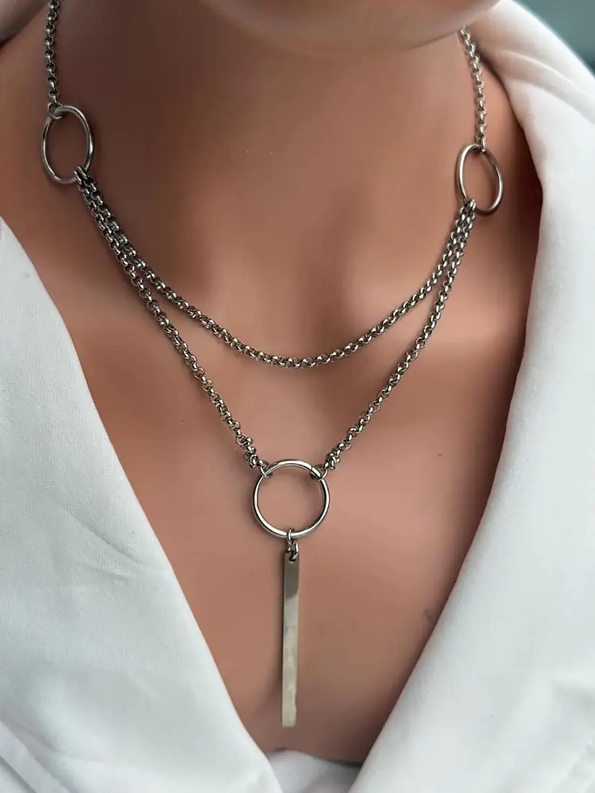 گردنبند نقره حلقه‌ای درشت برای استایل رسمی