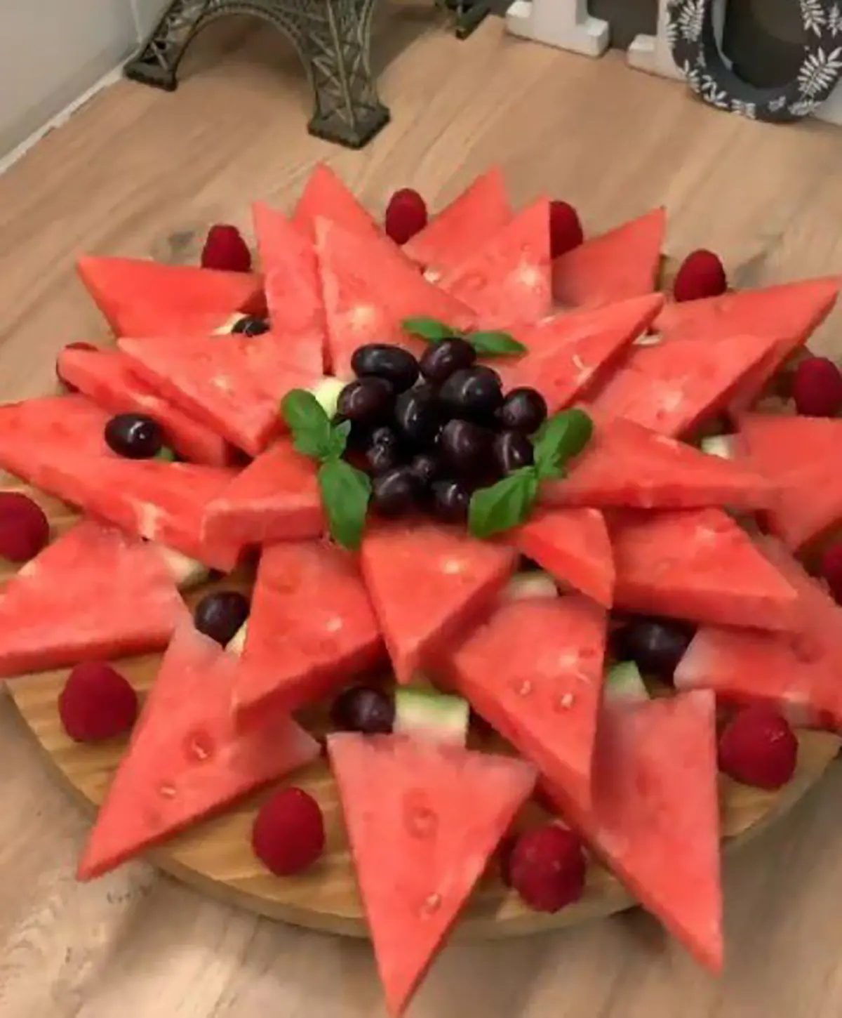 تزیین میوه شب یلدا در سینی گرد
