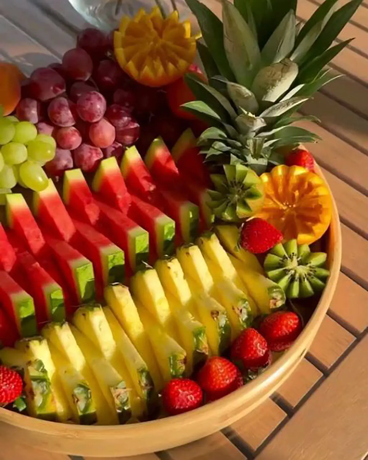 تزیین میوه شب یلدا در سینی مسی
