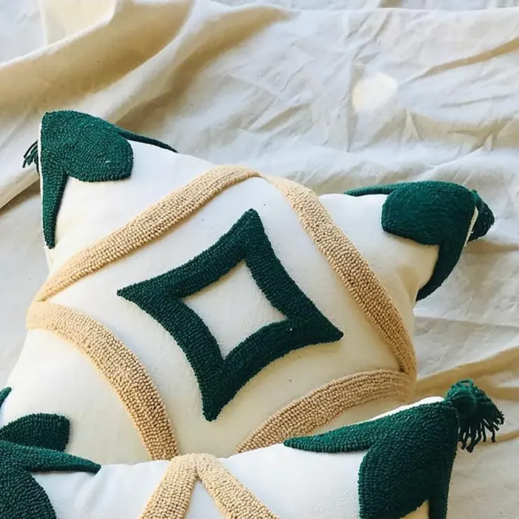 کوسن مخمل سفید با لوزی سبز برجسته برای مبل