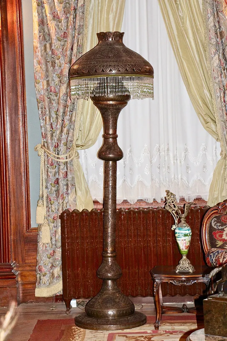 مدل آباژور چوبی منبتکاریشده برای دکور کلاسیک