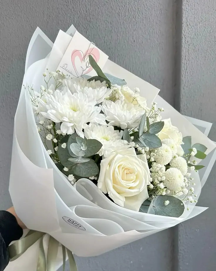 دستهگل سفید رز و داودی در بستهبندی کاغذی، آماده برای گلآرایی پذیرایی