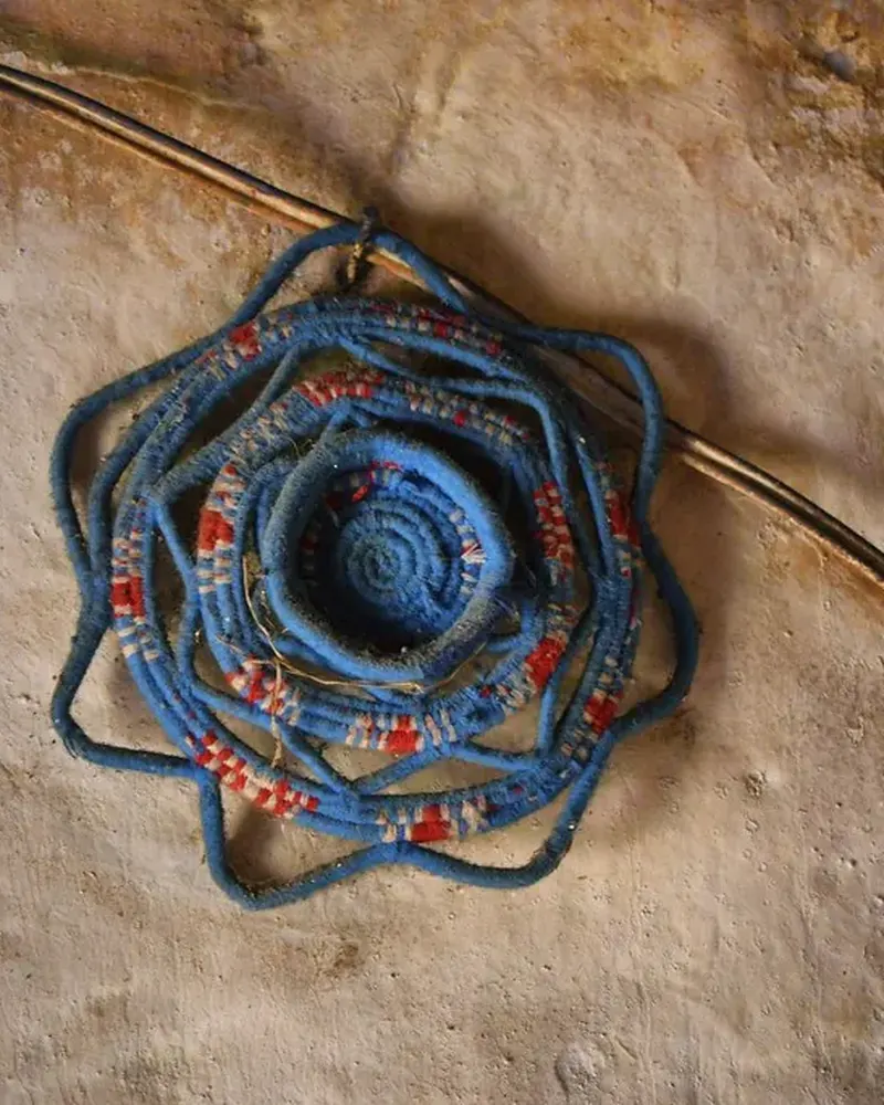 بافته ستارهای دستدوز روی دیوار گلی روستایی