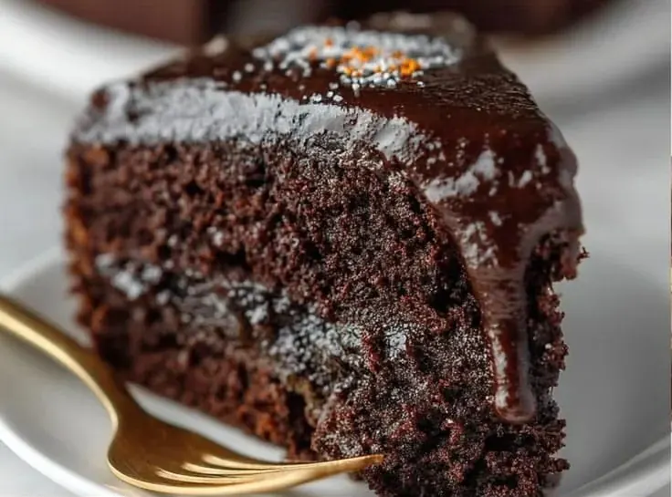 برش کیک شکلاتی خونگی با گلاسه و چنگال