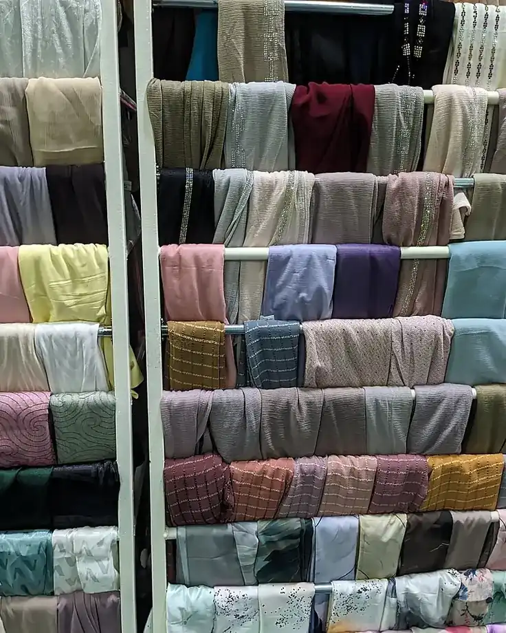 ردیف روسریهای نخی رنگ پاستلی