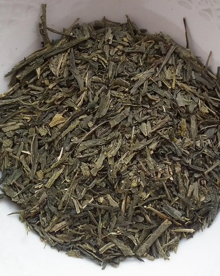 برگ چای سبز دمشده در کاسه سفید