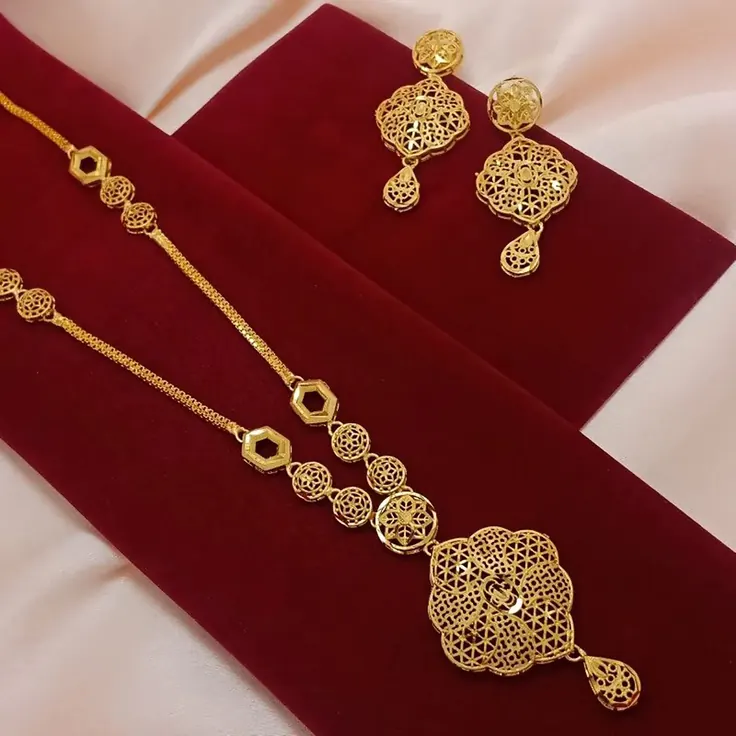ست گردنبند و گوشواره طلای گلدار روی مخمل سرخ