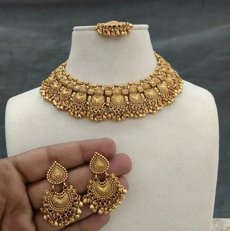 چوکر طلای عروس همراه گوشوارههای آبشاری