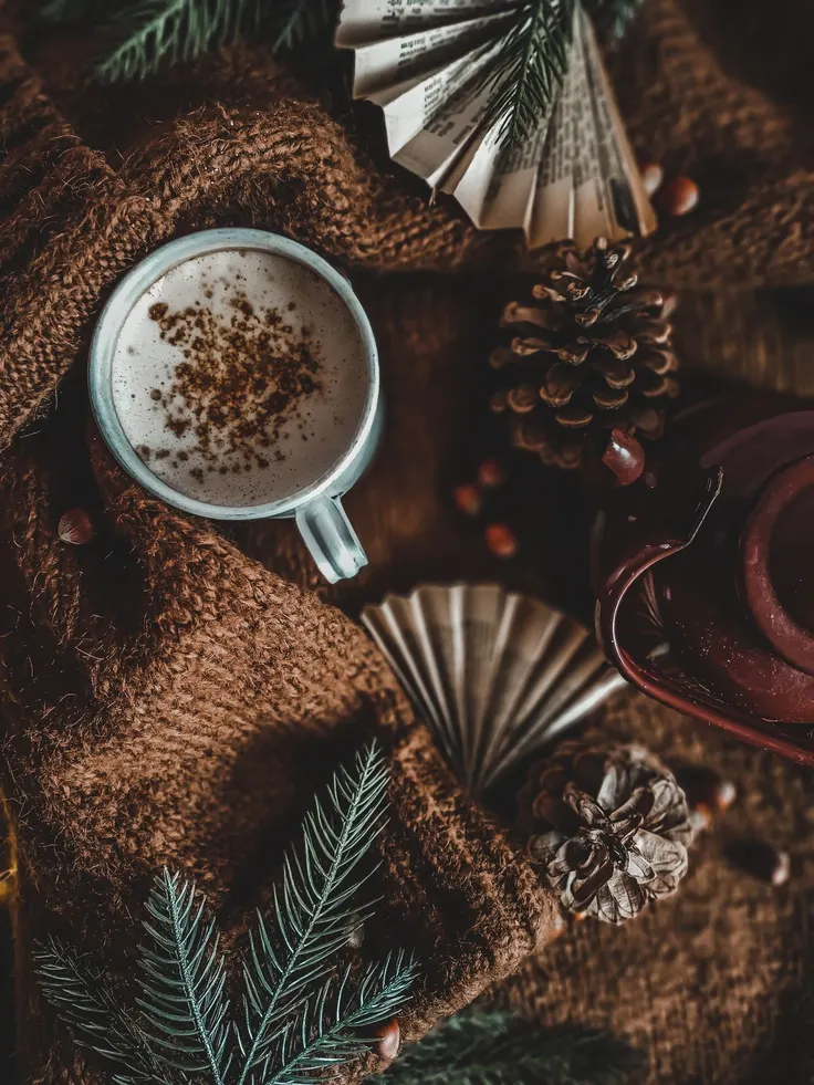 بافت قهوهای کلفت با چای و مخروط کاج