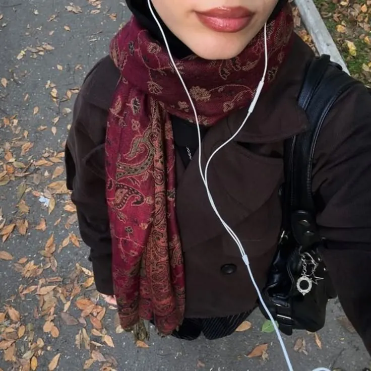 شال بته‌دار زرشکی همراه پالتو قهوه‌ای