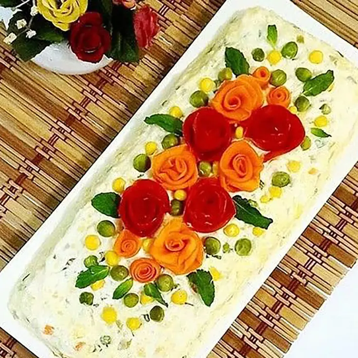 سالاد الویه مجلسی با گل رز گوجه و نخود فرنگی