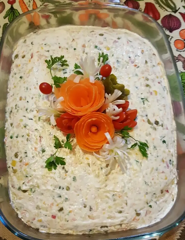 الویه مهمانی در ظرف پیرکس با گل هویج و گوجه